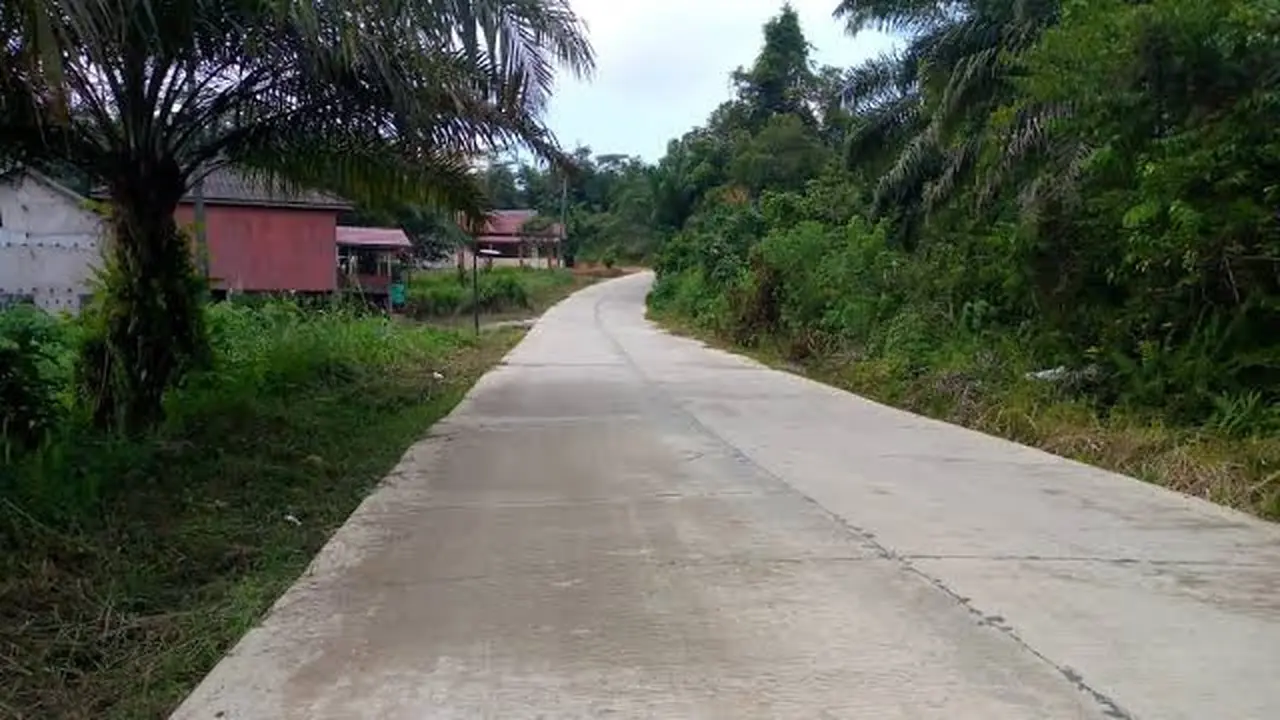 Pemdes Loh Sumber Perbaiki Jalan Penghubung ke 4 Desa