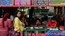 Para calon penumpang memenuhi dan antre di loket pembelian tiket bis AKAP di terminal Grogol, Jakarta, Senin (21/7/14. (Liputan6.com/Johan Tallo) 