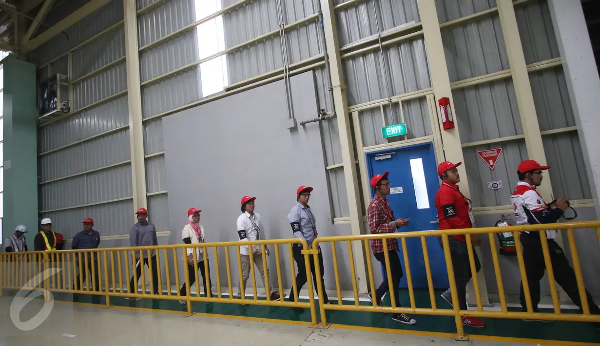 Peserta Campus CJ Edutrip saat berkunjung ke tempat pembuatan mobil Toyota di Karawang Plant 1, Jawa Barat, Kamis (23/2). Dengan diadakan kunjungan ini peserta mendapat pengetahuan tentang proses produksi mobil Toyota. (Liputan6.com/Immanuel Antonius)