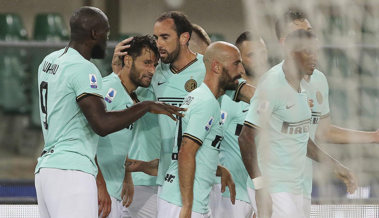 Pemain Inter Milan merayakan gol yang dicetak Antonio Candreva ke gawang Hellas Verona pada laga lanjutan Serie A di Stadion Antonio Bentegodi, Jumat (10/7/2020) dini hari WIB. Inter Milan bermain imbang 2-2 atas Hellas Verona. (Paola Garbuio/LaPresse via AP)