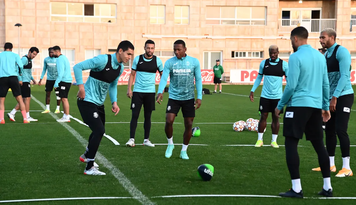 Para pemain Villarreal mengambil bagian dalam sesi latihan di Ciudad deportiva Villarreal di Vila-Real menjelang laga Liga Champions, Senin (1/11/2021). Villarreal akan menjamu Young Boys pada matchday 4 Grup F Liga Champions 2021/22, Rabu (3/11) WIB di Estadio de la Ceramica (JOSE JORDAN / AFP)