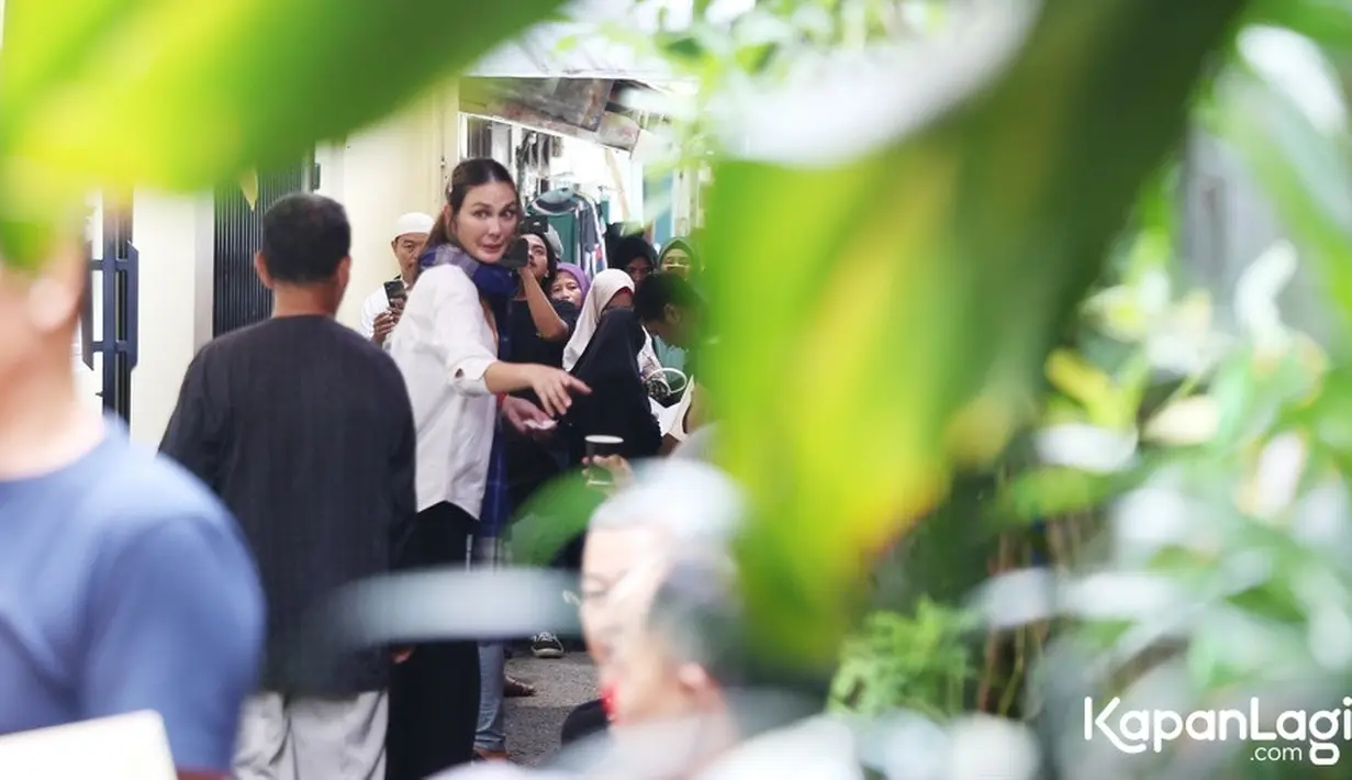 Luna Maya kekasih Maxime tampak ikut sibuk saat di rumah duka. Perempuan berusia 40 tahun itu tampak membantu membagikan kopi dan roti kepada para pelayat di rumah duka. [KapanLagi.com/Budy Santoso]