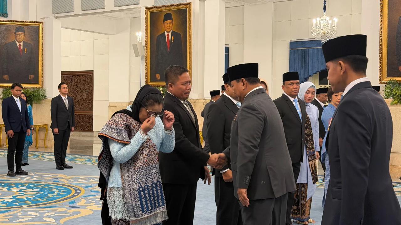 Tangis Nanik S Deyang di Depan Presiden Prabowo Usai Dilantik jadi Kepala BGN