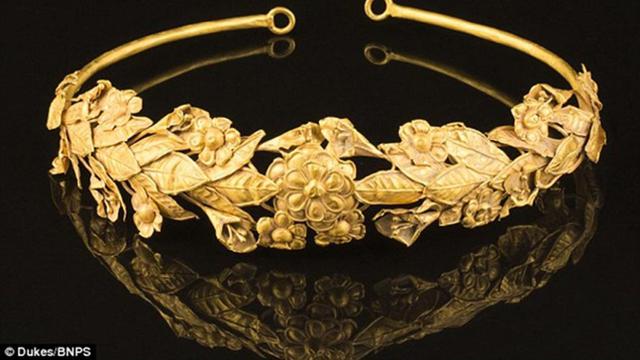 Mahkota Emas Murni Berusia 2.300 Tahun, 'Ditiduri' Kakek Ini?