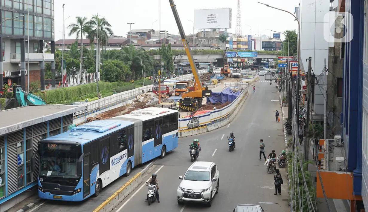 Suasana proyek pembangunan underpass Senen Extension di kawasan Senen, Jakarta, Kamis (13/2/2020). Proyek yang menelan anggaran mencapai Rp 121,1 miliar dan ditargetkan selesai pada Desember 2020 itu diharapkan dapat mengurai kemacetan di kawasan tersebut. (Liputan6.com/Immanuel Antonius)