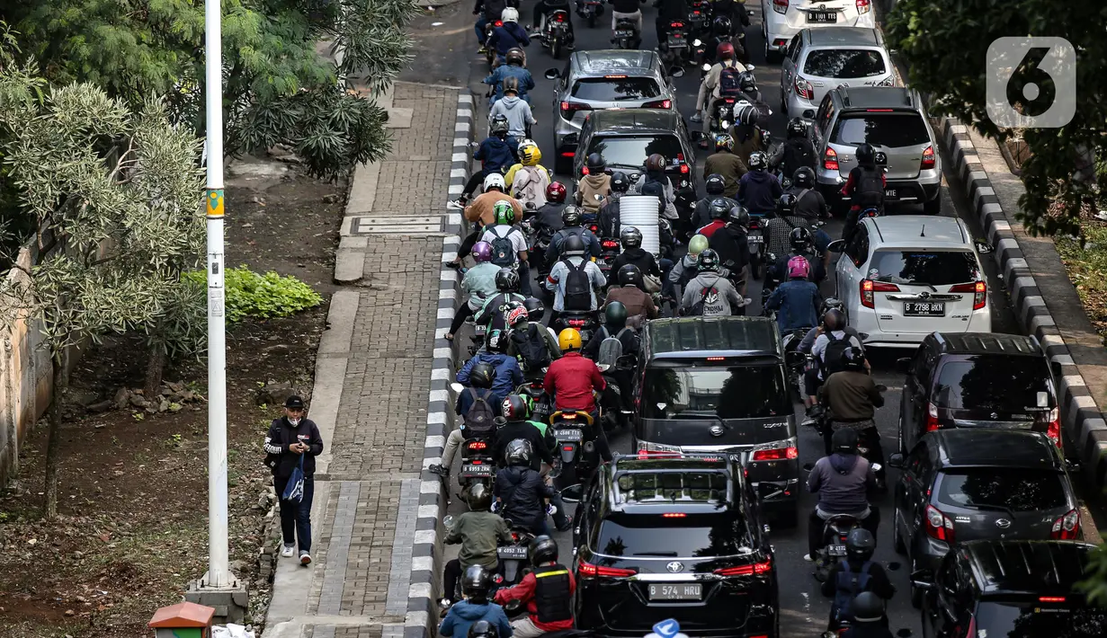 Suasana kemacetan lalu lintas saat jam berangkat kerja di sejumlah jalanan Jakarta, Rabu (27/7/2022) pagi. Polda Metro Jaya mengusulkan agar jam kerja kantor di wilayah DKI Jakarta diubah untuk mengurangi kemacetan. (Liputan6.com/Faizal Fanani)