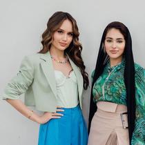 Cinta Laura bersama Putri Kerajaan Bahrain, Her Highness Shaikha Jawaher Bint Khalifa Al Khalifa saat syuting Podcast Bicara Cinta. (Dok. Instagram/@claurakiehl/https://www.instagram.com/p/Cs74e_tyz7r/Dyra Daniera)