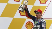 Pembalap Yamaha Jorge Lorenzo melakukan selebrasi usai finis ditempat kedua pada balapan MotoGP di Sirkuit Sepang, MotoGP Malaysia, Minggu (25/10/2015). Lorenzo masih dalam persaingan dengan Rossi menjadi jurara umum MotoGP. (REUTERS/Olivia Harris)