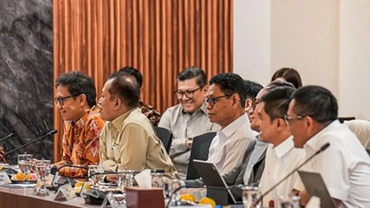 Menkes Budi dalam rapat koordinasi terkait Koperasi Merah Putih. (Dok Kemenkes RI)