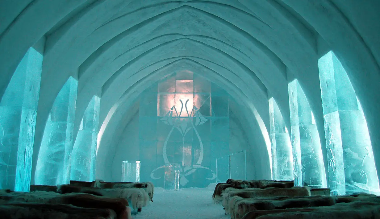 Ice hotel di Swedia disinyalir sebagai hotel pertama dan terbesar yang seluruh bangunannya terbuat dari es maupun salju. Hotel ini terletak di Jukkasjarvi, sebuah desa kecil di utara negara Swedia dengan luas 5.500 meter persegi. (en.wikipedia.org)