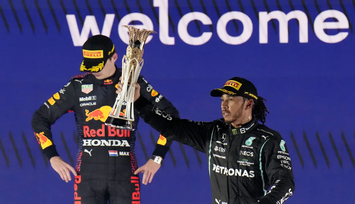 Pembalap Mercedes AMG Petronas, Lewis Hamilton, berhasil menaklukkan Max Verstappen dalam perebutan podium pertama pada Formula 1 GP Arab Saudi di Jeddah Corniche Circuit, Senin (6/12/2021). (AP/Hassan Ammar)