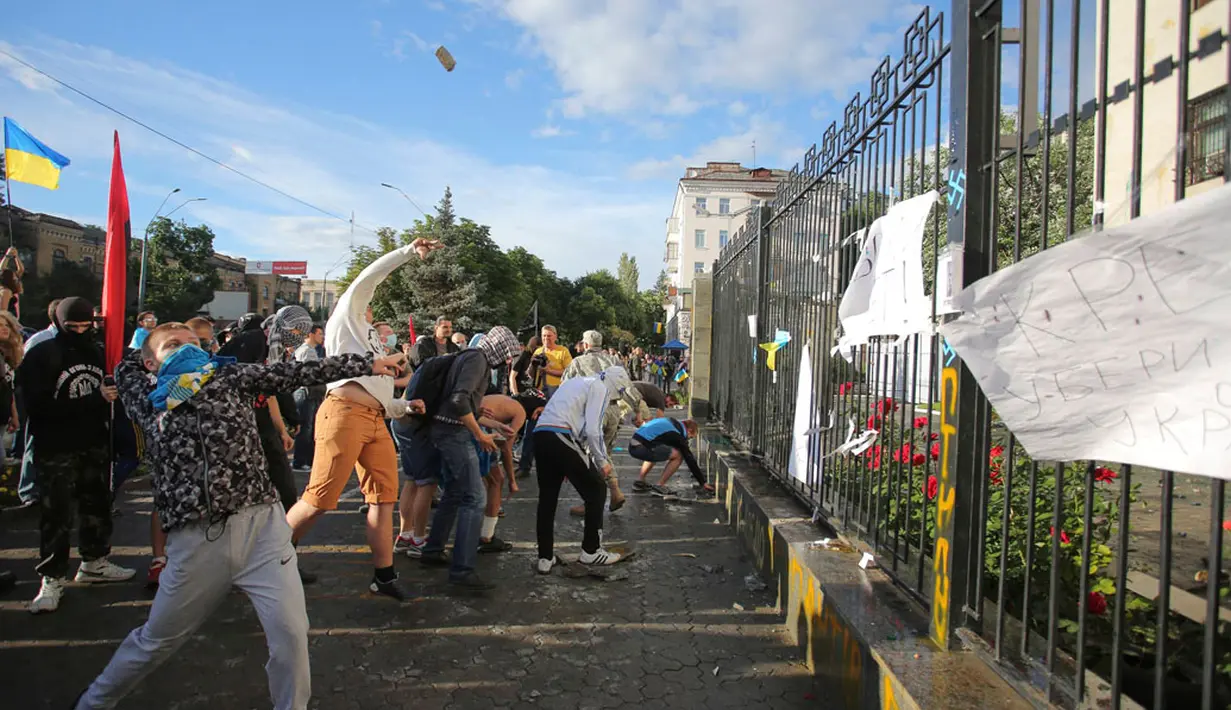 Aksi diwarnai dengan pelemparan berbagai macam benda ke dalam halaman Kedutaan Besar Rusia di Kiev, Ukraina, (14/6/2014). (REUTERS/Oleg Pereverzev)