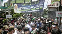 Anggota FPI mengadang anggota Polda Metro Jaya saat ingin memberikan surat pemanggilan kepada Rizieq Shihab di kediamannya di kawasan Petamburan, Jakarta, Rabu (2/12/2020). Polisi kembali memanggil Rizieq Shihab terkait acara Maulid Nabi dan resepsi putrinya. (Liputan6.com/Faizal Fanani)