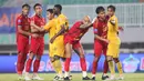 Para pemain Persija Jakarta dijaga ketat oleh pemain Semen Padang Persija Jakarta vs Semen Padang pada laga pekan ke-30 Liga 1 2024/2025 di Stadion Pakansari, Kabupaten Bogor, Minggu (27/4/2025). (Bola.com/Abdul Aziz)