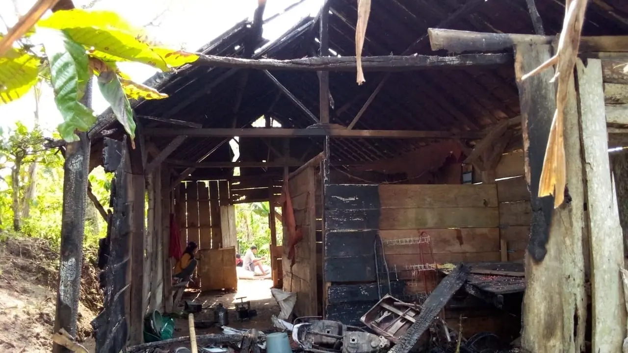 Salah satu rumah warga Desa Mulyorejo Kecamatan Silo , Jember rusak parah akibat dibakar orang tak dikenal (Istimewa)