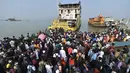 Orang-orang menunggu untuk menaiki kapal feri menuju kampung halaman menjelang perayaan Idul Fitri di tengah pandemi Covid-19 di Munshiganj, Bangladesh pada 9 Mei 2021. Ratusan orang bergegas untuk pulang ke rumah sehingga dapat berkumpul dengan keluarga pada momen Lebaran. (Munir Uz zaman/AFP)