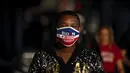 Seorang pria yang mengenakan masker Biden Harris 2020 berjalan di sepanjang jalan di bagian Hollywood Los Angeles, California, Amerika Serikat, Kamis (12/11/2020). California menjadi negara bagian kedua selain Texas yang mencatat 1 juta kasus infeksi COVID-19. (AP Photo/Jae C. Hong)