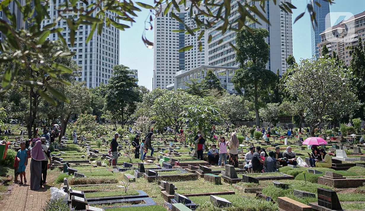 Suasana saat sejumlah umat muslim berdoa di makam keluarganya di Tempat Pemakaman Umum (TPU) Karet Tengsin, Jakarta, Minggu (27/3/2022). Sepekan jelang datangnya bulan suci Ramadan, banyak warga yang melakukan tradisi ziarah makam untuk mendoakan keluarganya. (Liputan6.com/Faizal Fanani)