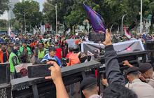 Demo Ojol Memanas, Massa Emosi Dibatasi Pagar Pembatas Menuju Patung Kuda dan Kantor Kemenhub