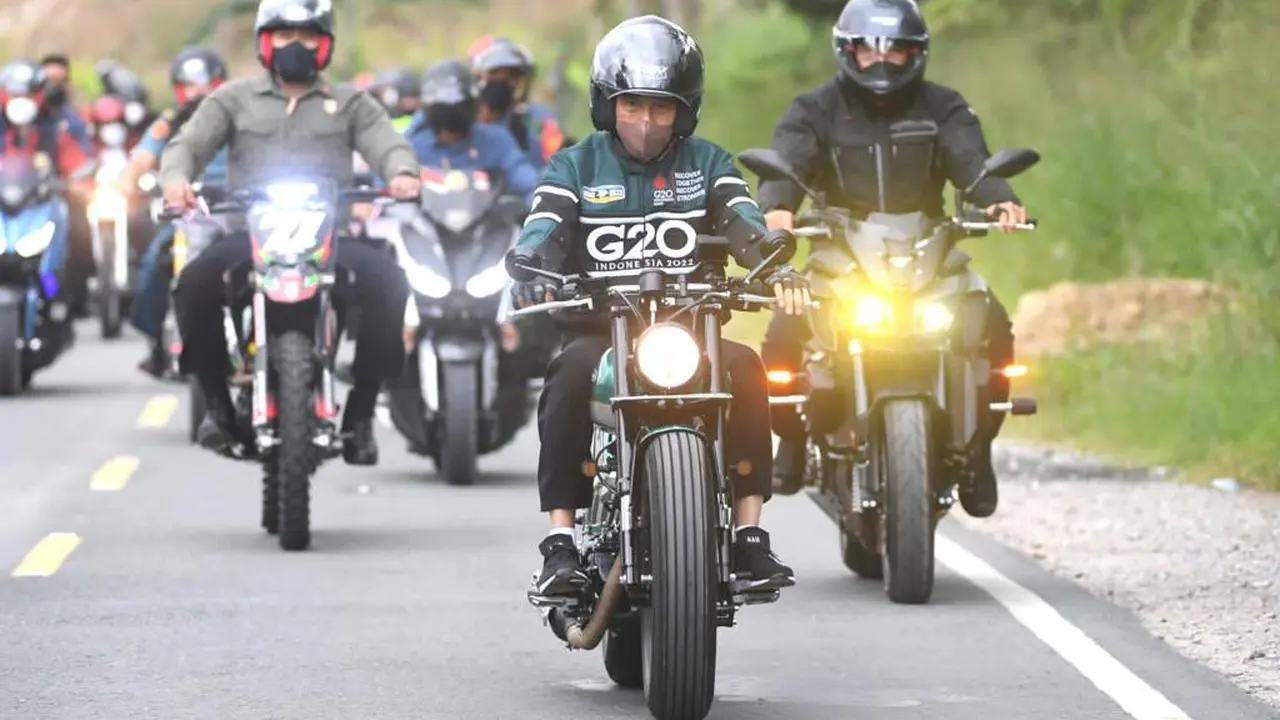 Presiden Jokowi motoran di Danau Toba