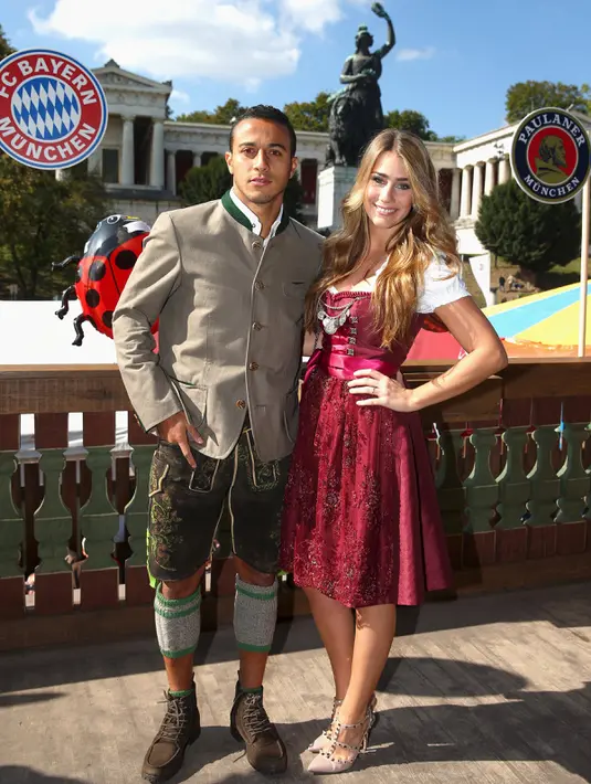 Pesepakbola tim Bayern Munchen, Thiago bersama istrinya, Julia Vigas berpose saat menghadiri Festival Oktoberfest di Munich, Jerman, Rabu (30/9/2015). (REUTERS/Alexander Hassenstein/Pool)