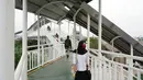 Pejalan kaki melintas di Jembatan Penyeberangan Orang (JPO) Lenteng Agung di Jakarta, Selasa (29/10/2019). Tahun 2020, Pemprov DKI Jakarta berencana merevitalisasi 11 JPO yaitu JPO Pos (halte TranJakarta pasar Baru), JPO Daan Mogot (rumah duka abadi). (Liputan6.com/Immanuel Antonius)