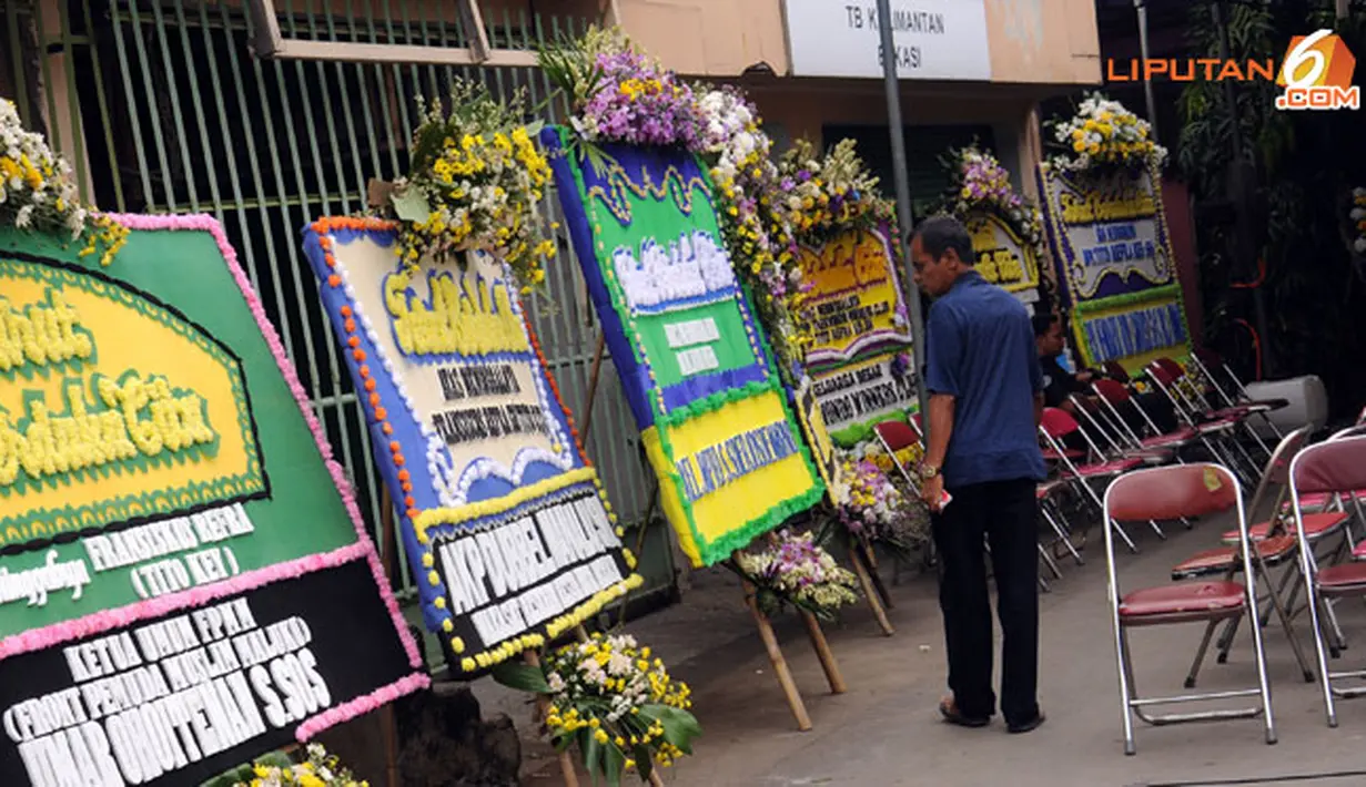 Sejumlah karangan bunga sebagai ucapan bela sungkawa menghiasi kediaman Tito di Komplek  Titian Indah, Bekasi. (Liputan6.com/Helmi Fithriansyah)