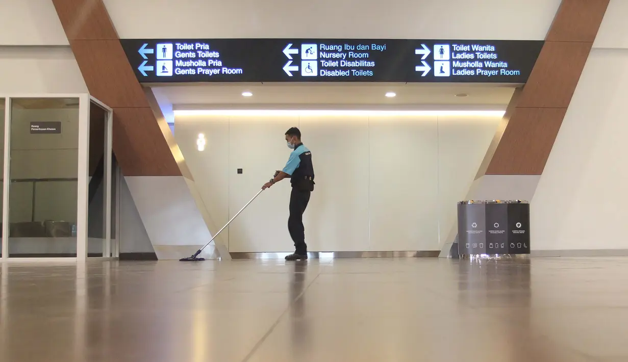 Petugasmembersihkan lantai di Bandara Husein Sastranegara, Bandung, Jawa Barat, Jumat (7/8/2025).  (Istimewa)