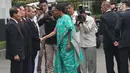 Menhan India, Nirmala Sitharaman bersalaman dengan pejabat tinggi Kementerian Pertahanan, Jakarta, Selasa (23/10). Kunjungan Menhan India Tersebut untuk mempererat kerja sama bidang keamanan kedua negara. (Lipuann6.com/Angga Yuniar)