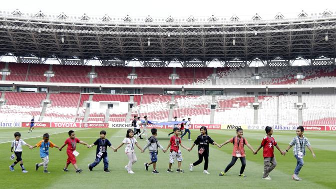 Sejumlah anak mengikuti Gladiresik sebagai Player Escort Kid  jelang laga Persija Jakarta melawan Ceres-Negros pada matchday keempat Grup G Piala AFC 2019 . (Bola.com/M Iqbal Ichsan)