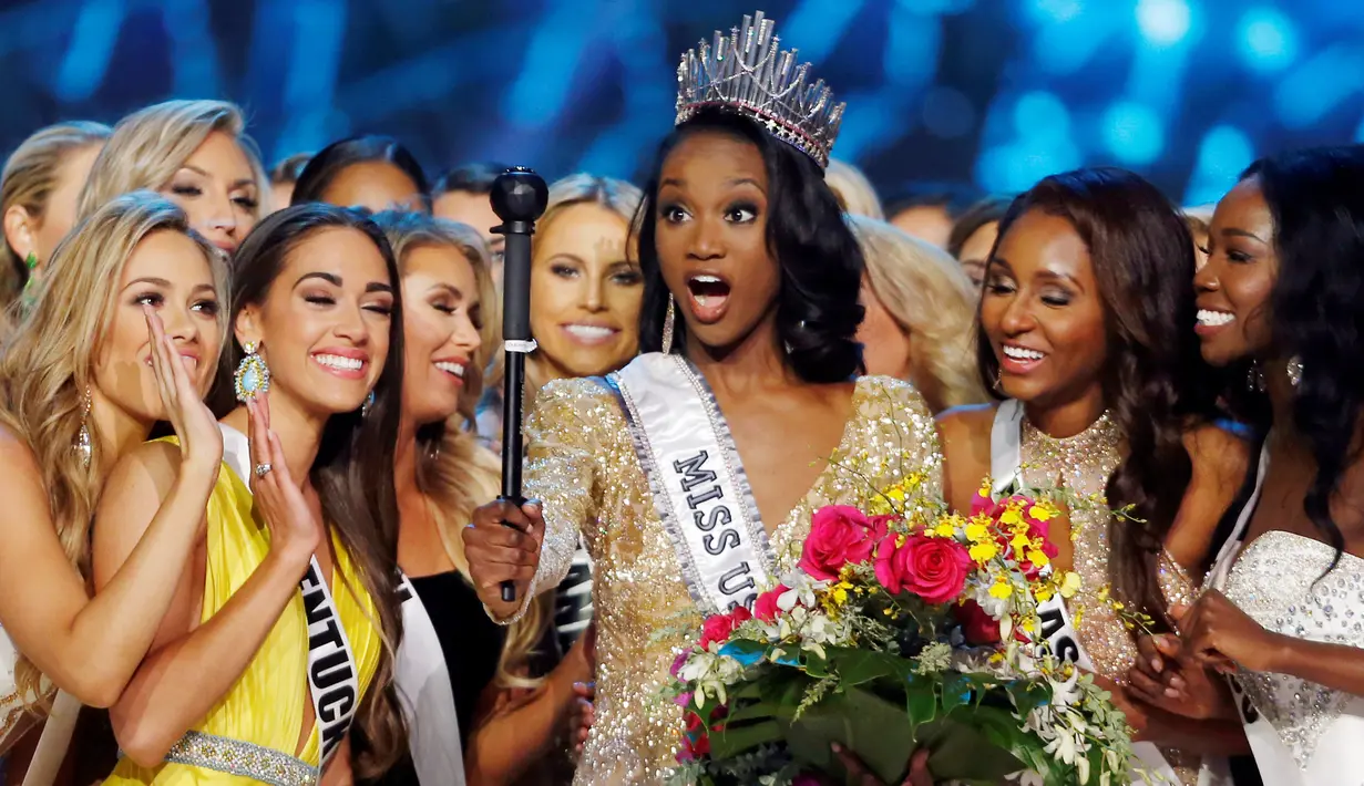 Miss District of Columbia, Deshauna Barber berpose dengan para finalis setelah berhasil merebut mahkota Miss USA 2016, di Las Vegas, (5/6). Terpilihnya Miss DC sebagai Miss USA adalah kali pertama sejak 14 tahun terakhir. (REUTERS/Steve Marcus)