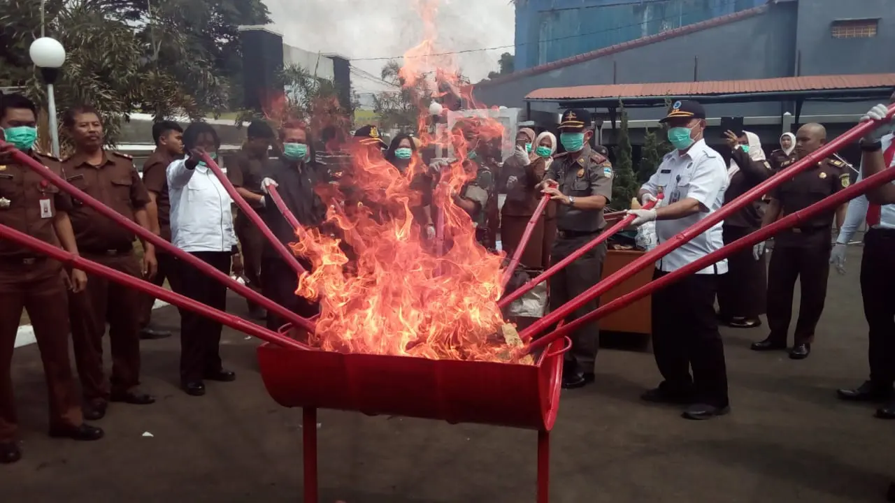Dipimpin langsung Kejari Garut Azwar, seluruh barang bukti hasil kejahatan dalams atu tahun terakhir dimusnahkan secara terbuka di Halaman Kejari Garut.