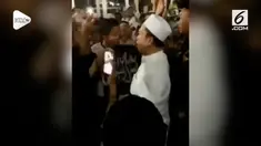 Politisi Golkar, Nusron Wahid, diadang dan ditantang pendemo saat ziarah ke Makam Luar Batang.