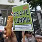 Makanan khas Kota Semarang, Lumpia, di perlihatkan dalam aksinya, Jakarta, Senin, (20/2/2015). Aktivis Semarang menggelar aksi memprotes makanan khas Kota Semarang Lumpia yang mengklaim sebagai produk negeri Malaysia. (Liputan6.com/Faizal Fanani)