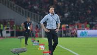 Aksi pelatih Bhayangkara FC, Paul Munster saat mendampingi timnya bertandang ke markas Persija Jakarta, Stadion Gelora Bung Karno, Jakarta, Senin (29/12/2025)  dalam laga tunda pekan ke-8 BRI Super League 2025/2026. (Bola.com/Muhammad Iqbal Ichsan)