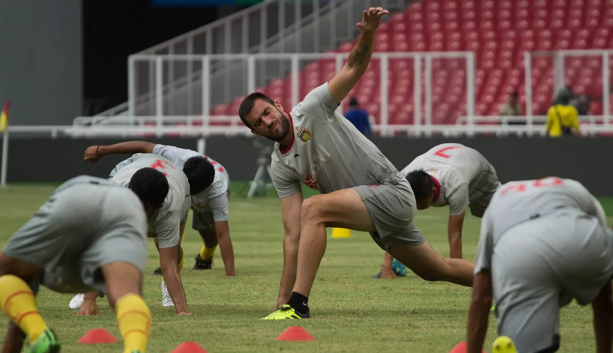 Bek Bhayangkara FC, Vladimir Vujovic, melakukan pemanasan saat latihan di Stadion Utama Gelora Bung Karno, Jakarta, Jumat (26/1/2018). Latihan ini persiapan jelang laga J.League Asia Challenge melawan FC Tokyo. (Bola.com/Asprilla Dwi Adha)