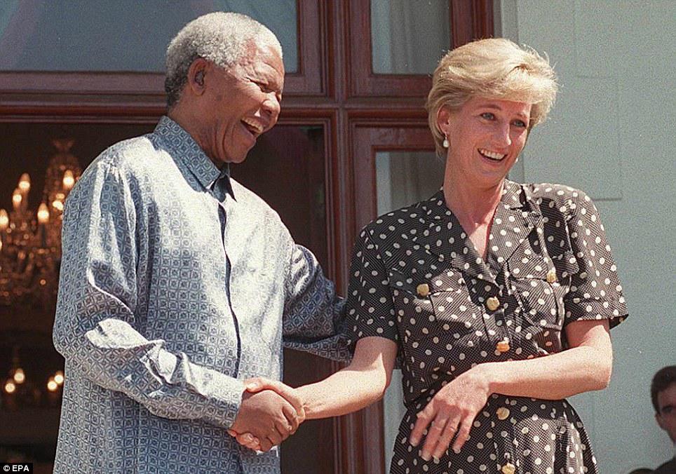 Dua sosok hebat: Nelson Mandela saat alm. Lady Diana mengunjungi rumahnya (c) dailymail.co.uk