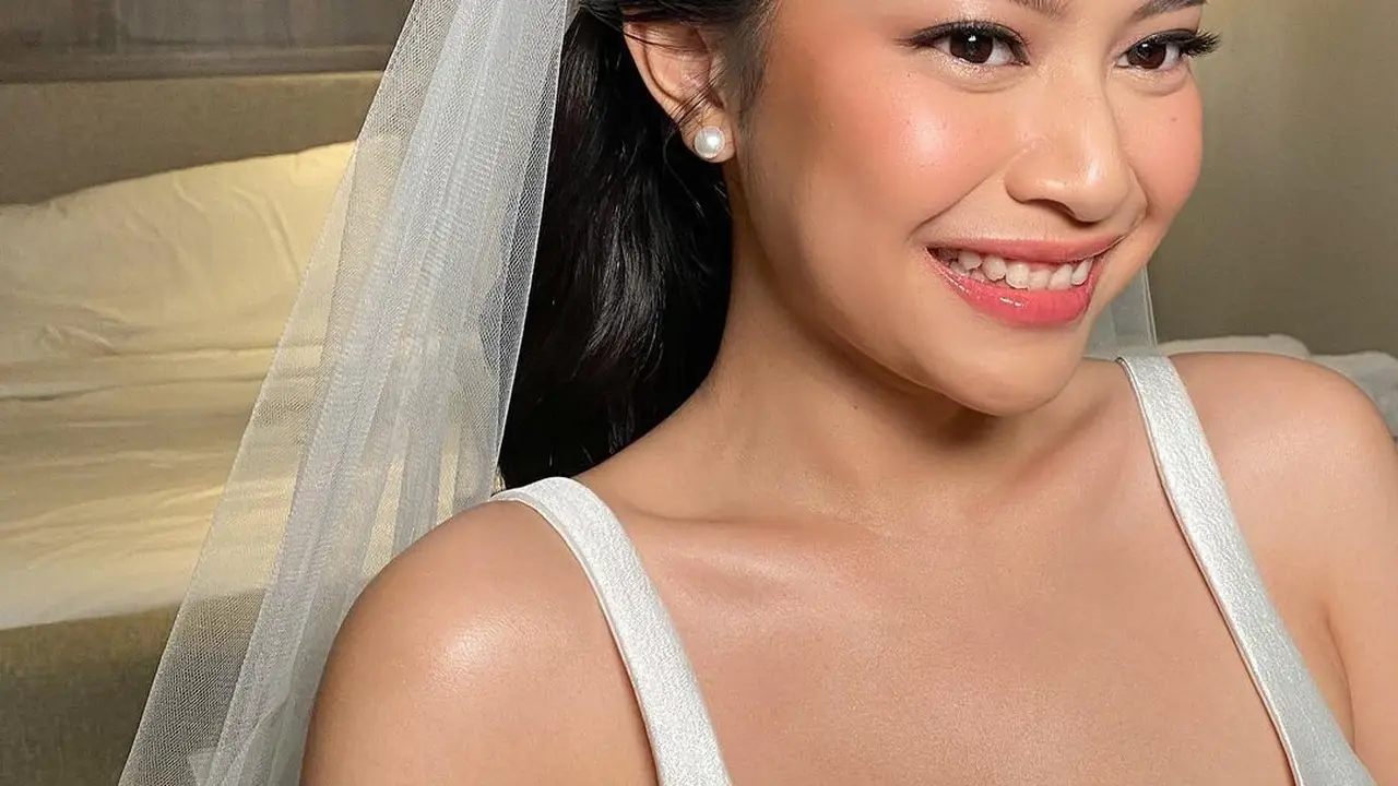 6 Potret Tampilan Hanggini dengan Gaun Internasional dan Makeup Flawless di Momen Resepsi Pernikahan