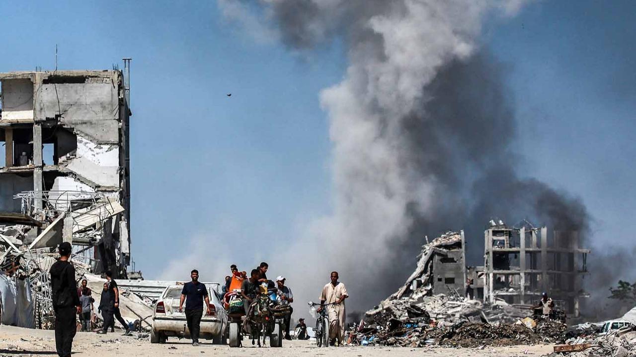 FOTO: Serangan Udara Israel Terus Berlangsung, Warga Mengungsi ke Arah Pantai Kota Gaza
