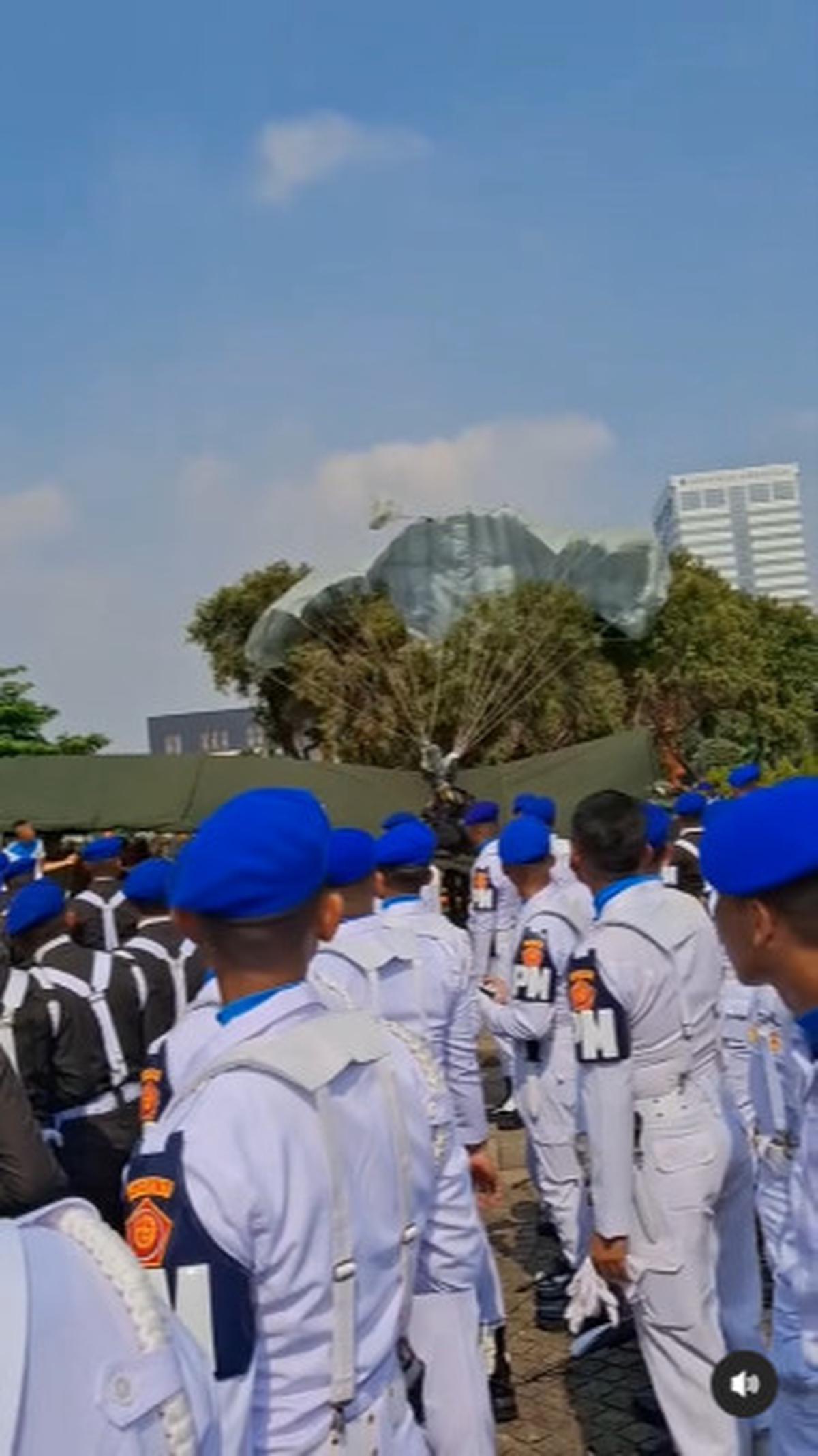 Prajurit Penerjun Payung Nyungsep Nabrak Barak Persiapan HUT TNI