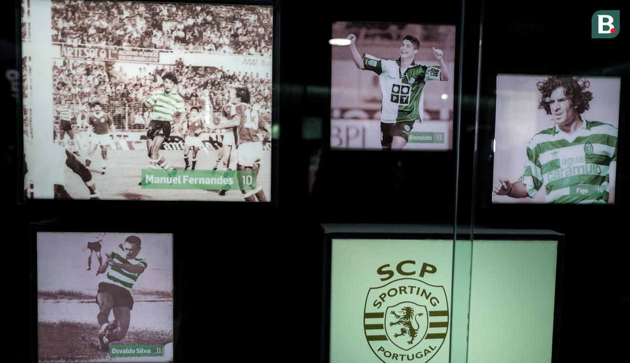 Ada banyak pernak-pernik Cristiano Ronaldo yang terpajang di museum Sporting CP. Hal itu menjadi bukti sang pemain merupakan tokoh penting di klub yang berbasis di kota Lisbon tersebut. (Bola.com/Bagaskara Lazuardi)