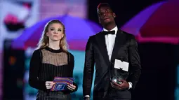 Gelandang MU, Paul Pogba (kanan) dan aktris Inggris Natalie Dormer bersiap memberi penghargaan selama  MTV Europe Music Awards (EMA) 2017 di Wembley Arena di London, Inggris (12/11). (AFP Photo/Ben Stansall)
