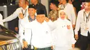 Cawapres nomor urut 01 Ma'ruf Amin berserta istri tiba di lokasi debat keempat Pilpres 2019 di Hotel Shangri-La, Jakarta, Sabtu (30/3). Debat kali ini mengangkat tema tentang ideologi, pemerintahan, pertahanan dan keamanan, serta hubungan internasional. (Liputan6.com/AnggaYuniar)