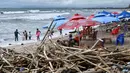 Fenomena ini terjadi akibat angin barat yang membawa sampah dari lautan menuju kawasan pantai. (SONNY TUMBELAKA/AFP)