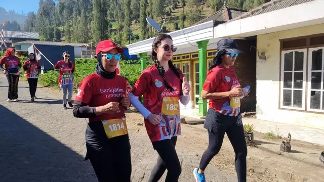 Potret Arumi Bachsin Ikut Ramaikan Bromo Marathon