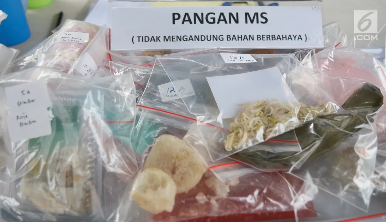 Beberapa jenis makanan yang diperiksa BPOM di pasar takjil Benhil, Jakarta, Jumat (2/6). (Liputan6.com/Yoppy Renato)