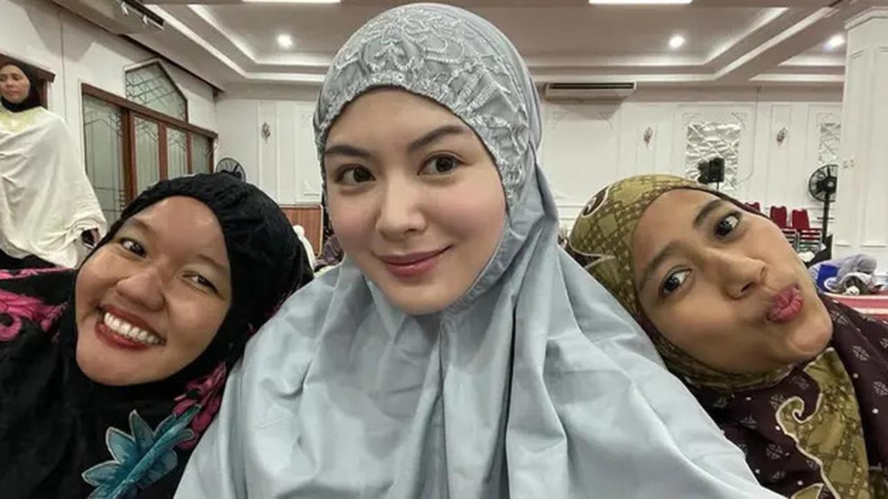 Kisah 7 Artis Mualaf Jalani Beda Keyakinan dari Keluarga, Clara Shinta Sempat Ditentang