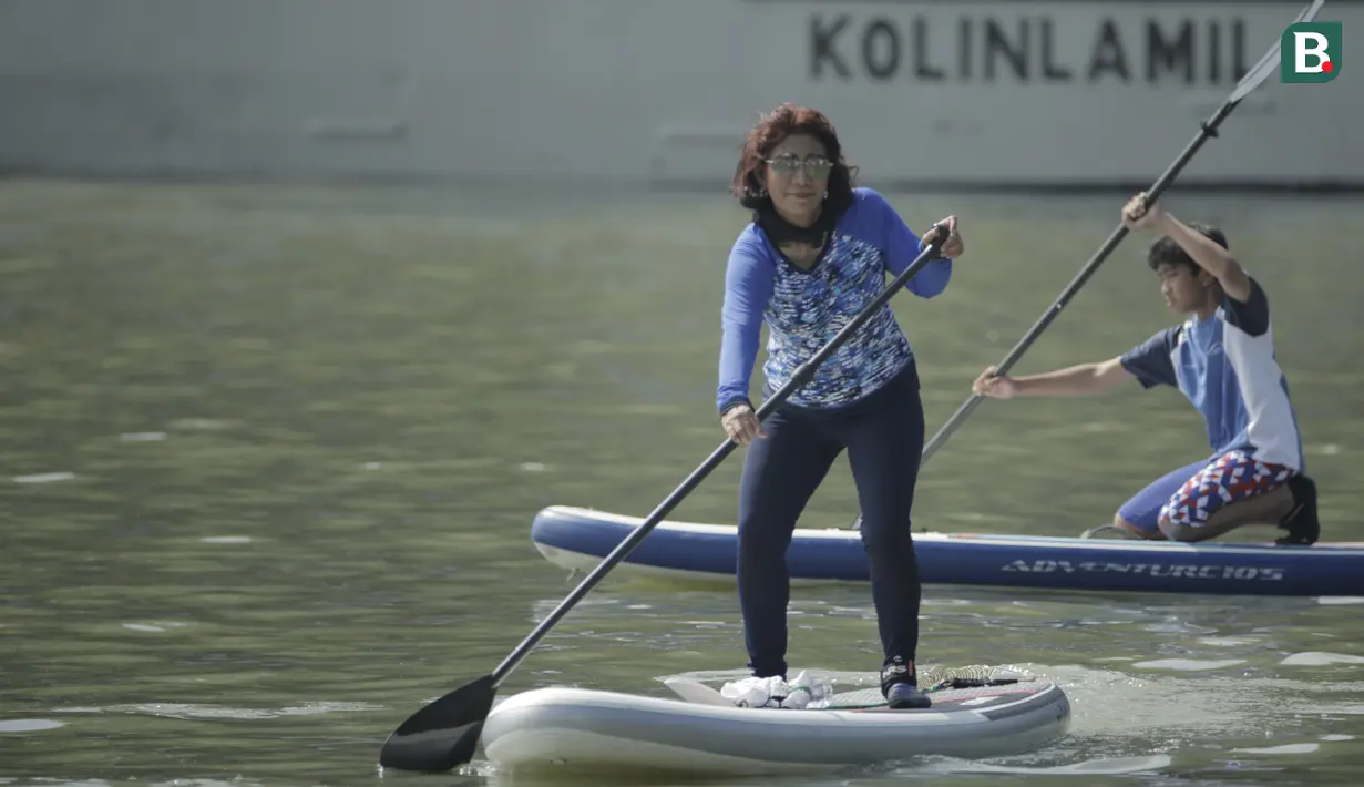 Menteri Kelautan dan Perikanan, Susi Pudjiastuti, mendayung saat bermain paddle board di Danau Sunter, Jakarta, Minggu (25/2/2018). Kegiatan ini dilakukan dalam rangka Festival Danau Sunter. (Bola.com/Okie Prabhowo)