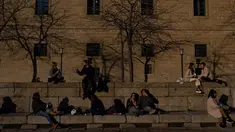 Orang-orang menikmati matahari di San Lorenzo de El Escorial, Spanyol, Minggu (2/1/2022). Pejabat Spanyol sebelumnya bangga dengan keberhasilan vaksinasi Covid-19 dimana 80% dari 47 juta orang di negara itu sudah mendapatkan dosis lengkap atau dua dosis vaksin. (AP Photo/Manu Fernandez)