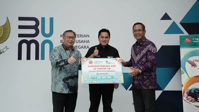 Menteri BUMN Erick Thohir menerima donasi sebesar Rp1,5 triliun dari PT Bank CTBC Indonesia (CTBCI) untuk penanganan Covid-19 dan bencana alam. (Dok BUMN)